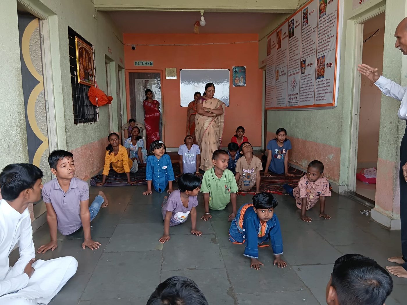 आश्रमातील दैनंदिन योगवर्ग